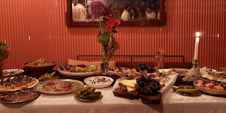 “A Table On Mange”: İstanbul’un Değişen Sofralarında Buluşmak