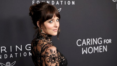 Dakota Johnson Transparan Gucci Elbisesiyle Savlı Bir Görünüm Yarattı