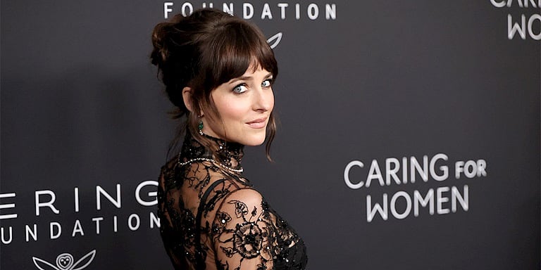 Dakota Johnson Transparan Gucci Elbisesiyle Savlı Bir Görünüm Yarattı