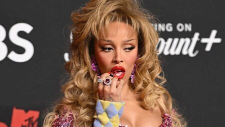 M.A.C’in Yeni Yüzü Doja Cat, Kırmızı Halıda Rujunu Yedi!