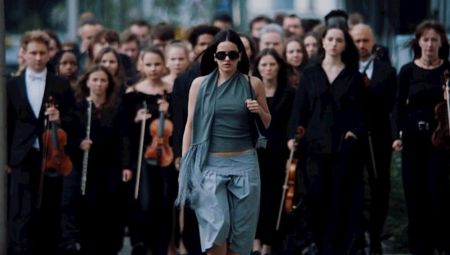 Rosalía “Berghain” Görüntüsünde 2000’lerin Moda Arşivlerini Yine Yorumluyor