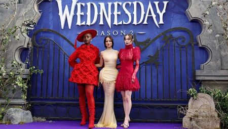 Wednesday Yıldızları Mor Halıda