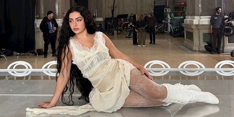 Yakın Bakış: Charli XCX’in Chains of Love’ı