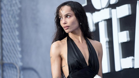 Zoë Kravitz “Caught Stealing” Basın Görünümleri: Uğraşsız Şıklık İle Çağdaş Bohem Stili