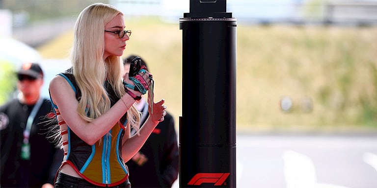 Anya Taylor-Joy, F1 Pistinde Vintage Tarzıyla Öne Çıktı