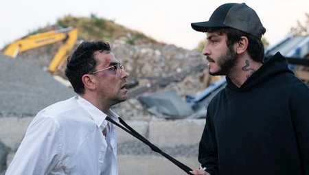Boran Kuzum, Dan Levy’nin Yeni Dizisi “Big Mistakes”te: Resmi Fragman ve Birinci Kareler Yayında