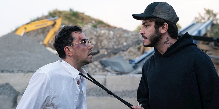 Boran Kuzum, Dan Levy’nin Yeni Dizisi “Big Mistakes”te: Resmi Fragman ve Birinci Kareler Yayında